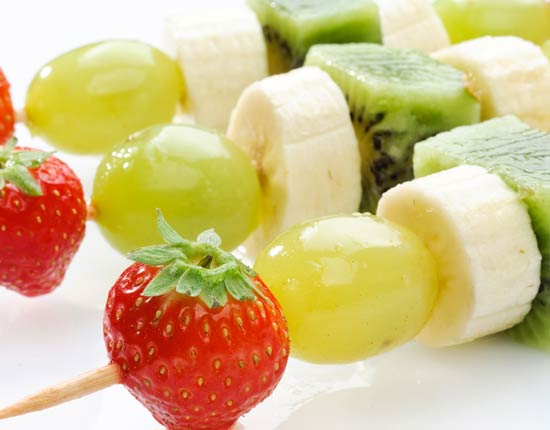 Brochetas de plátano de Canarias y otras frutas frescas